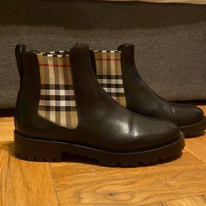 Burberry
Vintage Check Detail Leather Chelsea Boots in Black 
Size 39 US 8-8.5
